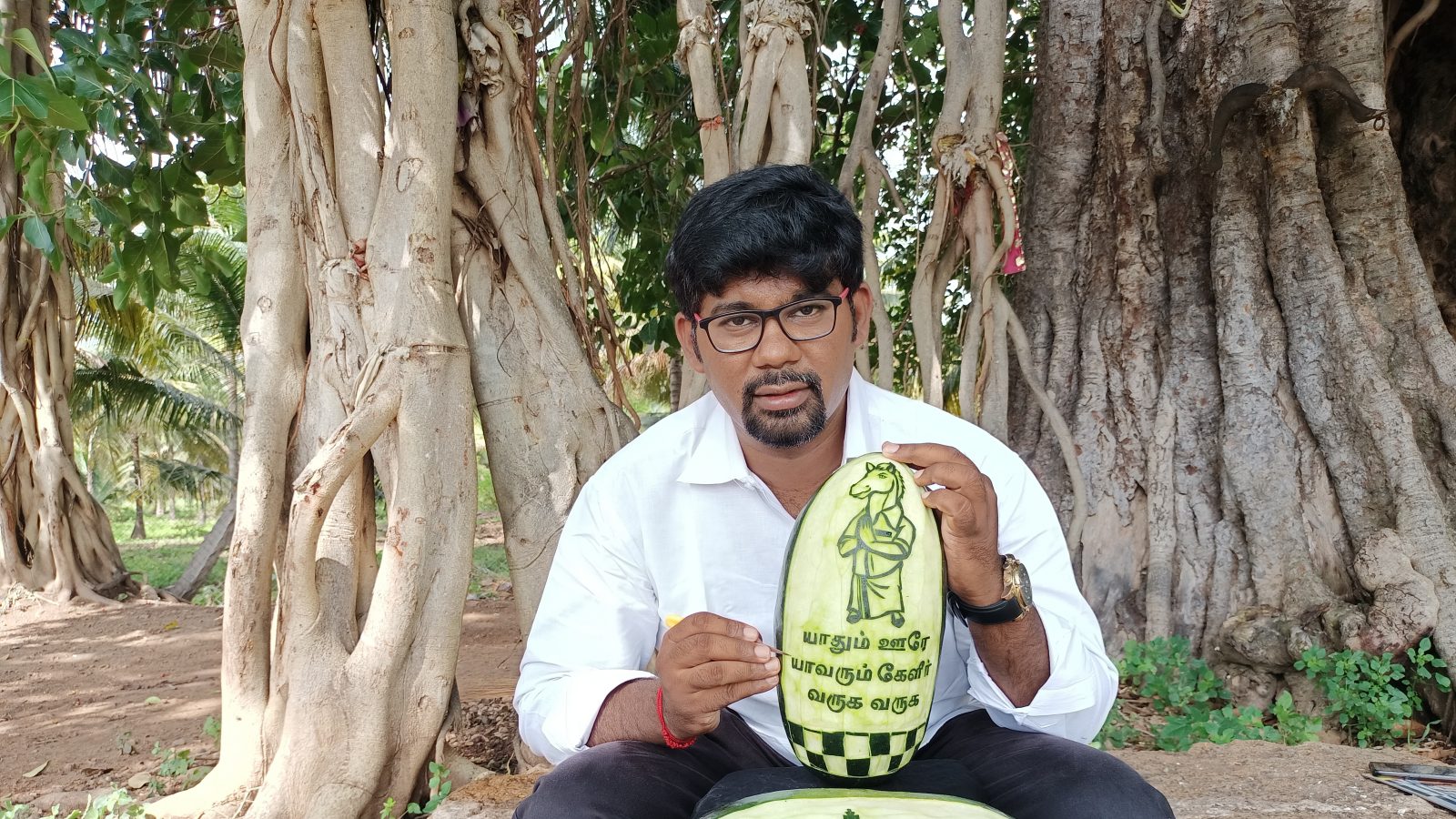 காய்கனி சிற்பக்கலைஞரான இவர் கடந்த 17 ஆண்டுகளாக காய்கறியில் சிற்பங்கள் செய்து வருகிறார் என்பது குறிப்பிடத்தக்கது.
