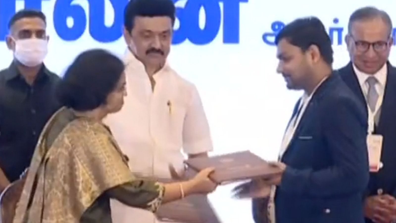 முதலீட்டாளர்கள் மாநாடு: முதலமைச்சர் மு.க.ஸ்டாலின் முன்னிலையில் 60 புரிந்துணர்வு ஒப்பந்தங்கள் கையெழுத்து