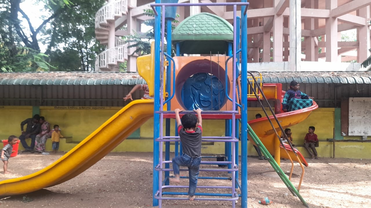  குமாரபாளையத்திலிருந்து எடப்பாடி செல்லும் வழியில் அமைந்துள்ளது நகராட்சி பூங்கா. இப்பூங்காவானது கடந்த 2013 ஆண்டு சுற்று வட்டார மக்கள் தங்கள் குடும்பத்துடன் வந்து மகிழ்ச்சியுடன் பொழுதை கழிப்பதற்காக 70 லட்சம் ரூபாய் செலவில் அமைக்கப்பட்டது.