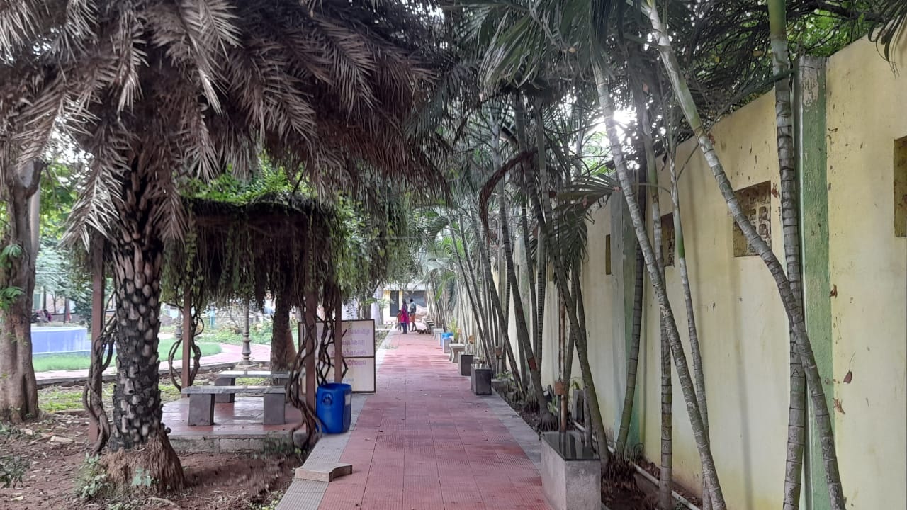  மேலும் பூங்காவின் விளையாட்டு உபகரணங்களின் வண்ணங்கள் மங்கிய நிலையில் காணப்படுகிறது. இதனை முறையாக கவனித்து பூங்காவை பராமரிப்பு செய்தால் இன்னும் அதிகளவில் மக்கள் மகிழ்வுடன் வருகை புரிவார்கள் என்று பூங்காவுக்கு வரும் பொதுமக்கள் தெரிவித்தனர்.
