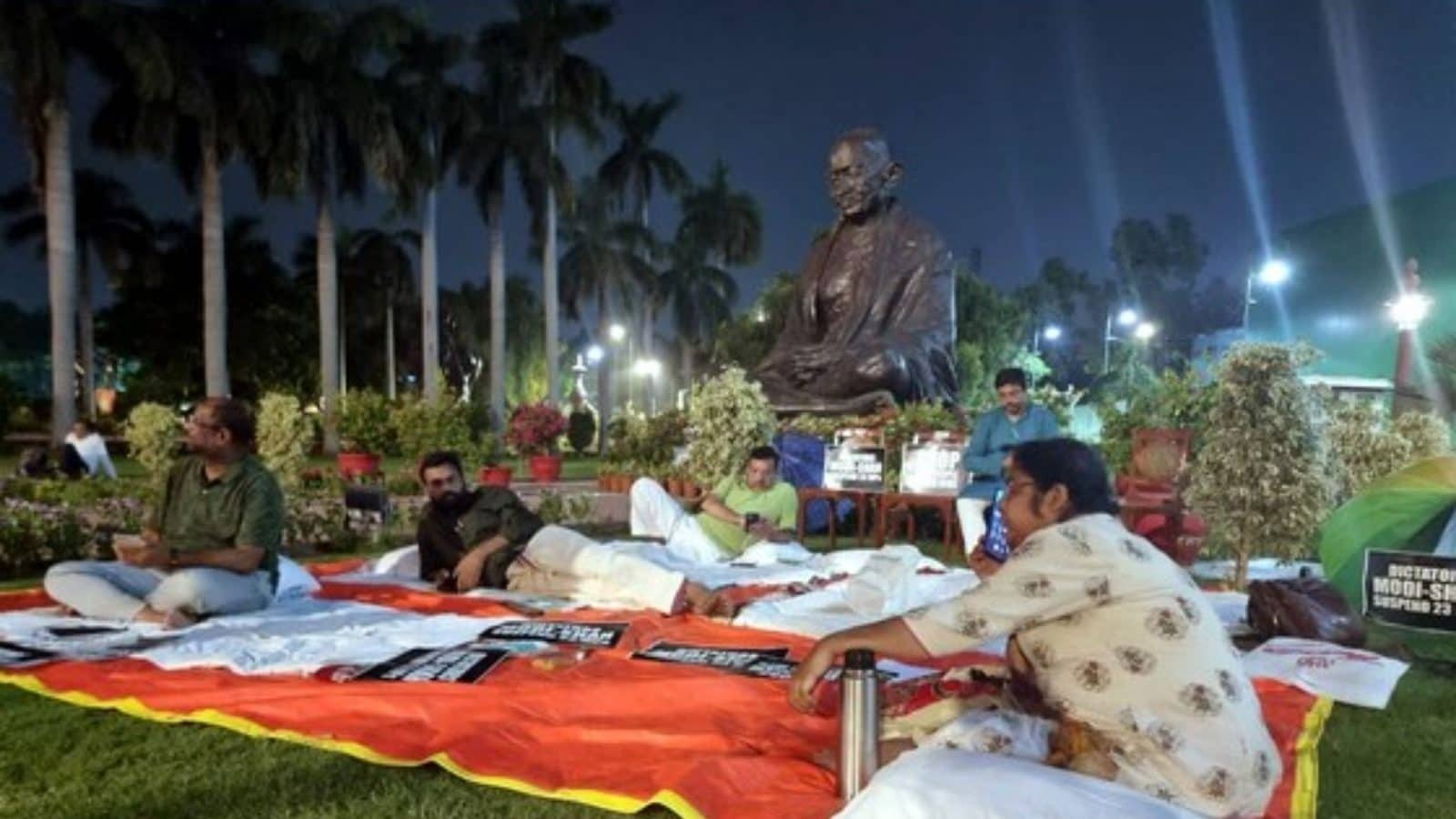 50 மணி நேரம் தொடர் தர்ணா..சஸ்பெண்ட் ஆன 24 எதிர்க்கட்சிகள் எம்பிக்கள் காந்தி சிலை முன் போராட்டம்