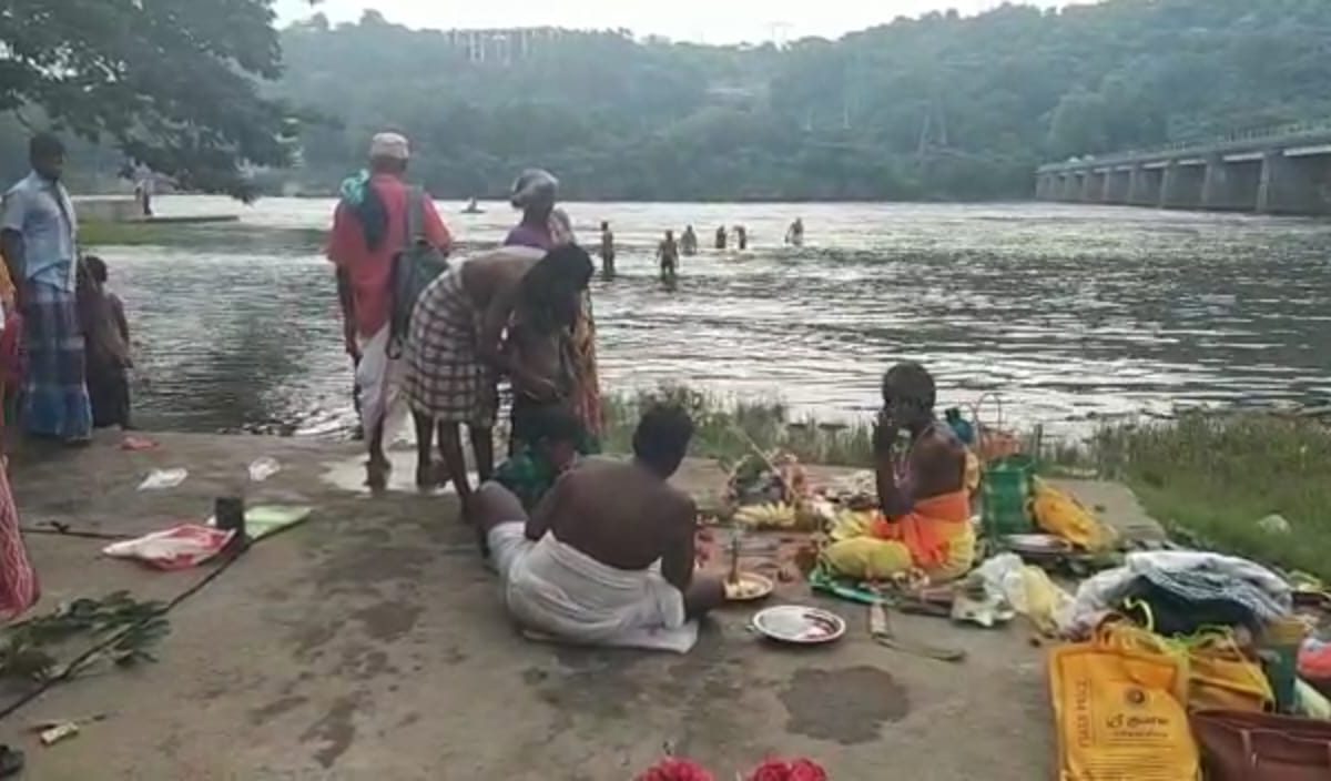  பின்னர் தங்களது மூதாதையர்களின் பெயரை கூறி, பச்சரிசி மாவு, எள், வாழைப்பழம் உள்பட பல்வேறு பொருட்களை படையலிட்டு வழிபாடு நடத்தினார்கள்.