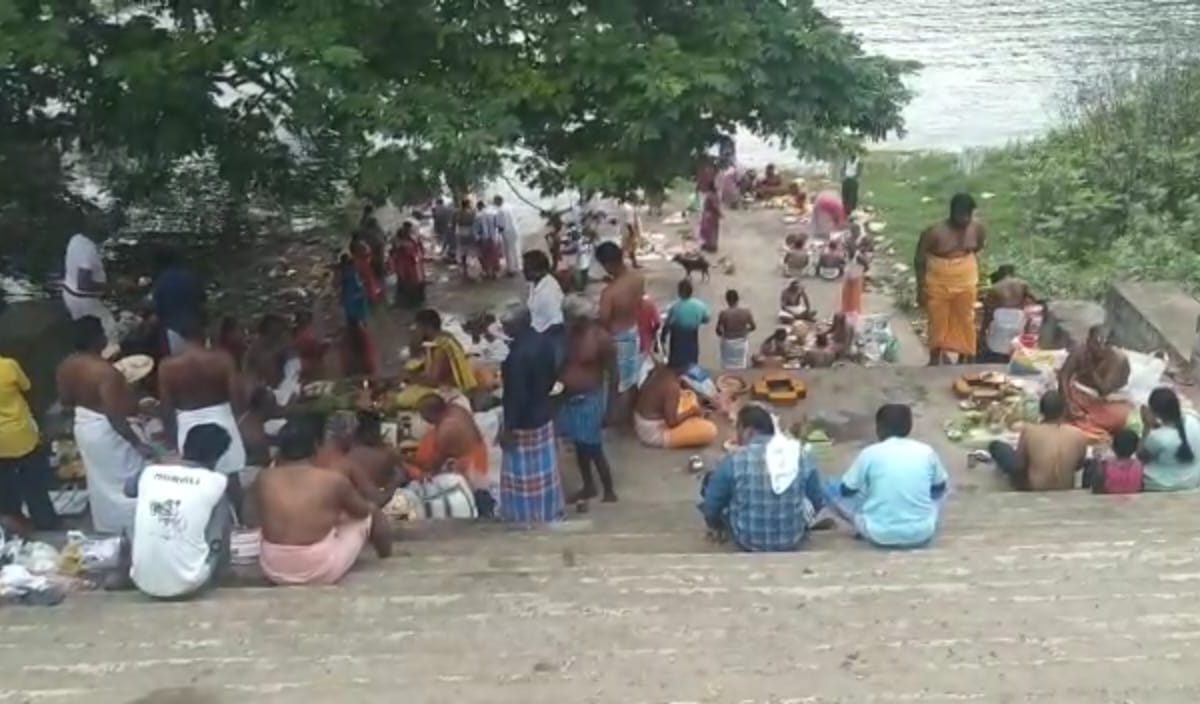  தர்பணம் கொடுக்கும் மக்கள்
