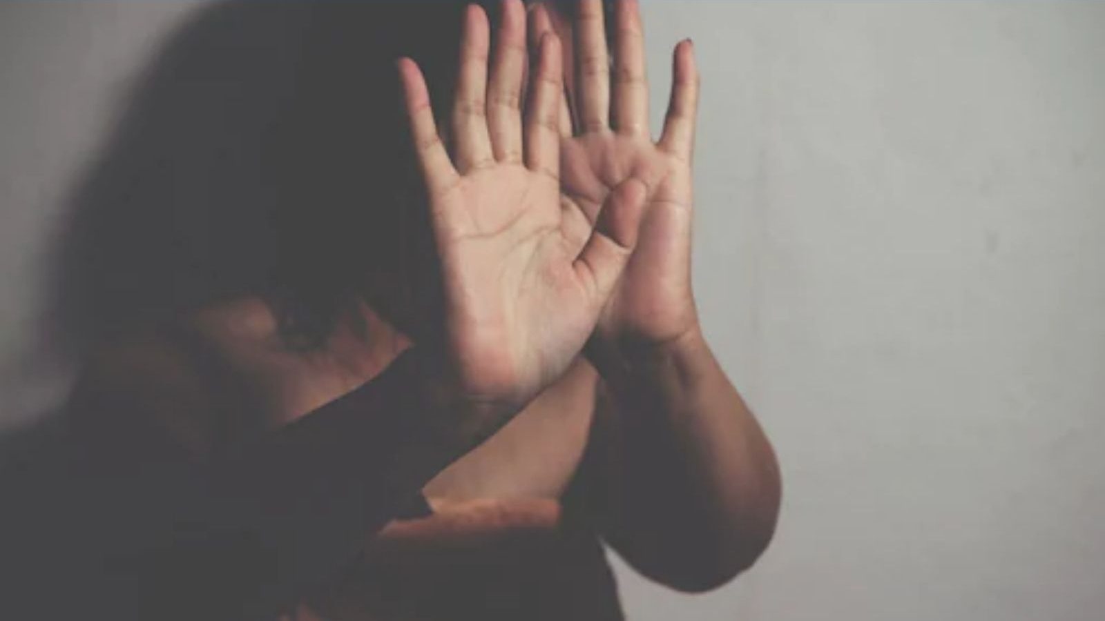 துப்பாக்கி முனையில் 8 இளம்பெண்களுக்கு பாலியல் வன்கொடுமை.. ஆண்களை நிர்வாணப்படுத்தி அட்டூழியம் - மியூசிக் வீடியோ ஷூட்டிங்கில் நேர்ந்த கொடூரம்