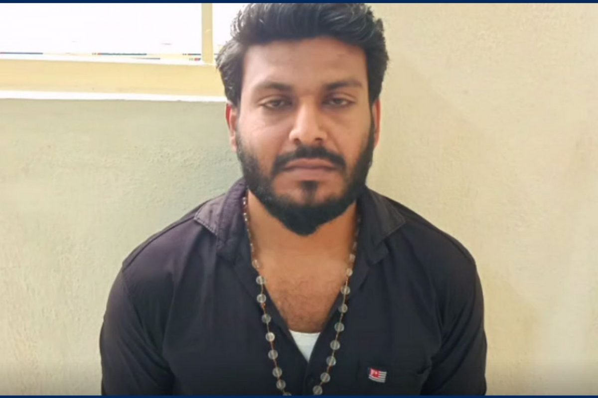 நீதிமன்றத்தில் அரிவாளுடன் புகுந்த நபர்