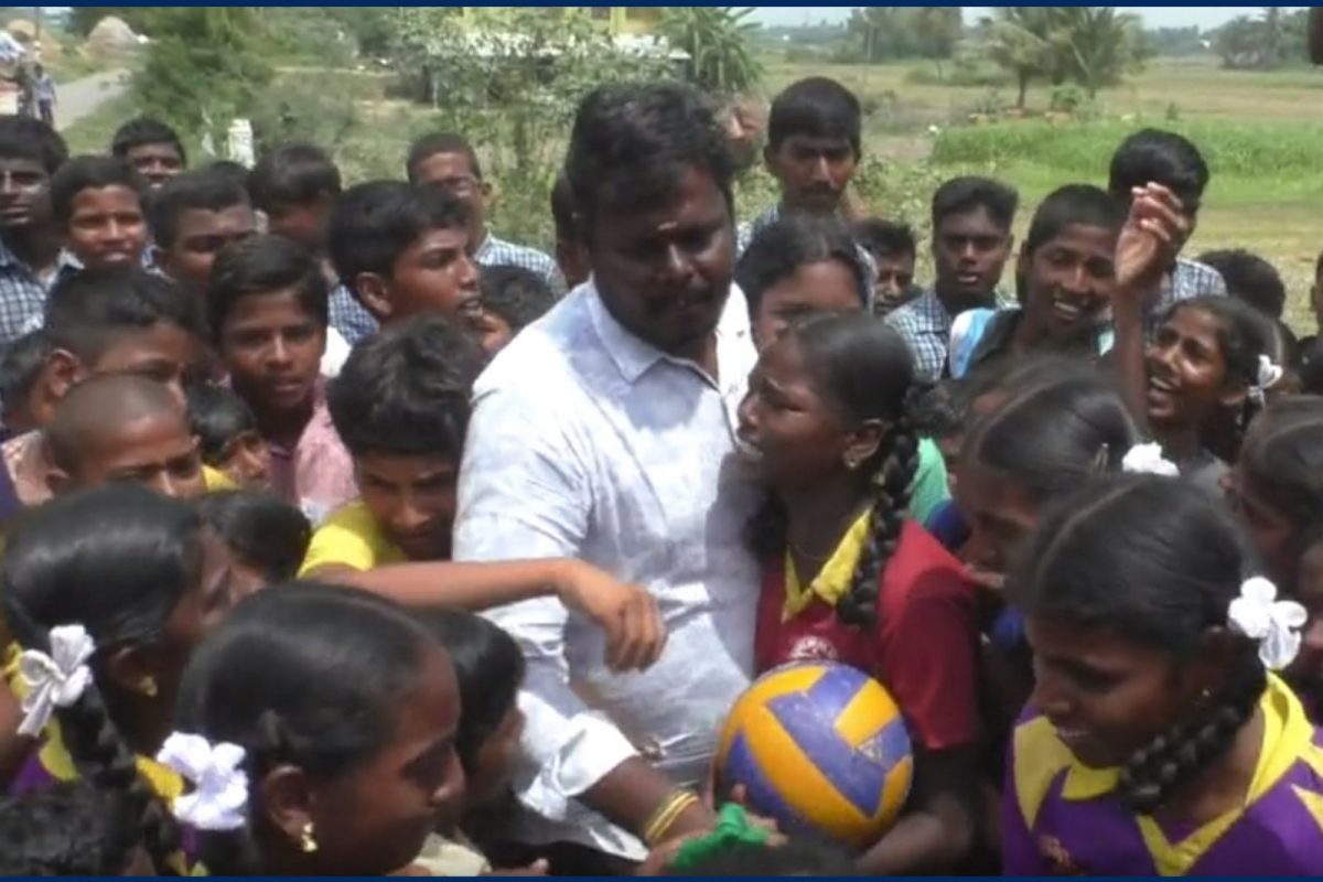 ஆசிரியரின் பணியிட மாற்றம் - மாணவர்கள் நடத்திய பாசப் போராட்டம்