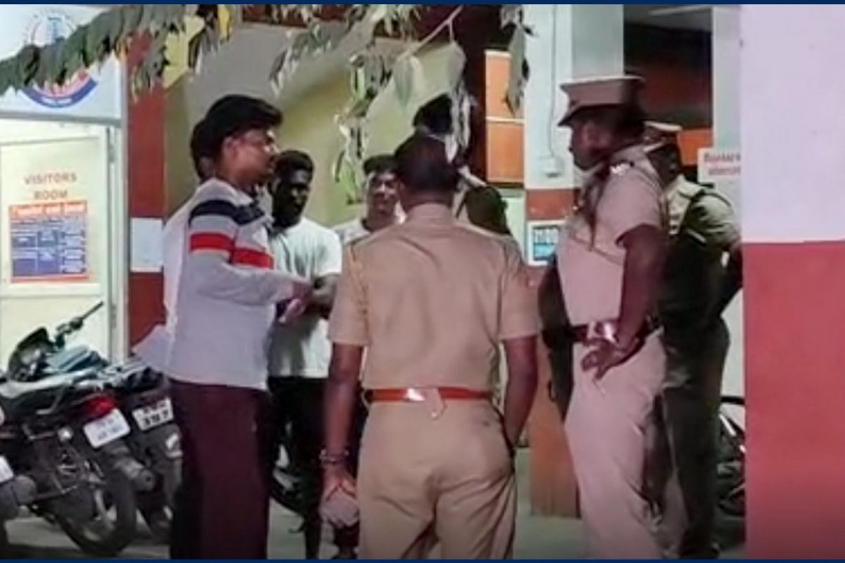சட்டக்கல்லூரி மாணவர்கள் தாக்கியதில் ஒருவருக்கு மண்டை உடைப்பு