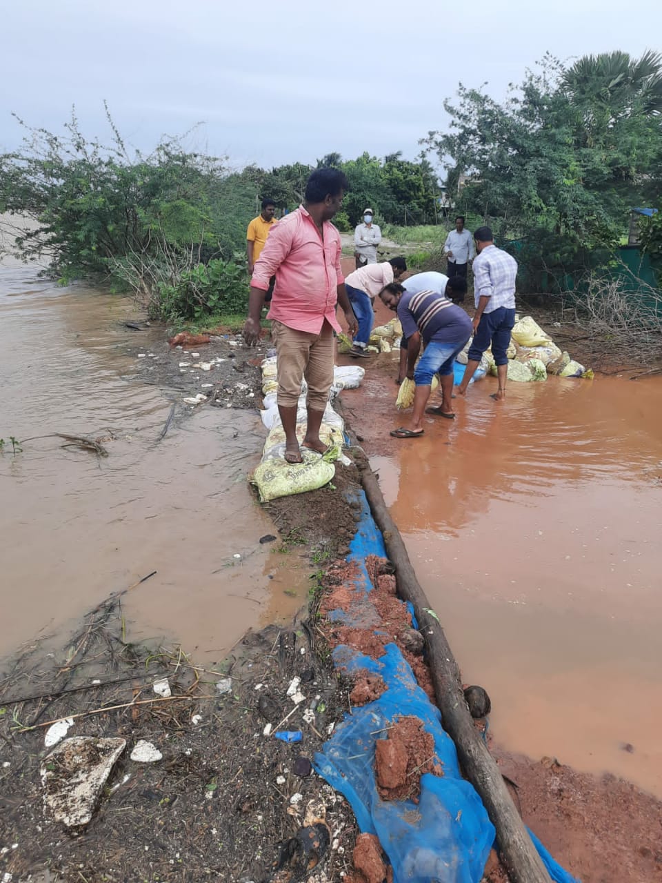  பள்ளிகளுக்கு மாணவர்கள் செல்ல முடியாமல் வெள்ள நீரில் நடந்தோ அல்லது மிதந்தோ தான் செல்லுகின்றனர்.
