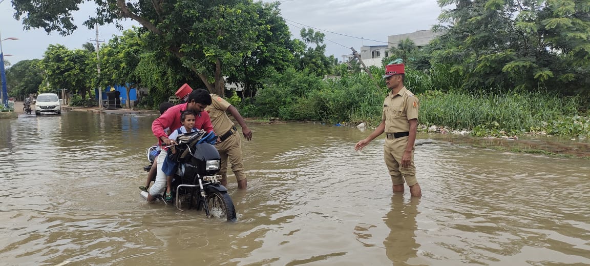 இதனால் கோதாவரி ஆற்றில் வெள்ளப் பெருக்கு ஏற்பட்டுள்ளது. ஆற்றை ஒட்டியுள்ள  ஏனாம்  பிராந்தியத்தில் வெள்ளம் சூழ்ந்துள்ளது.