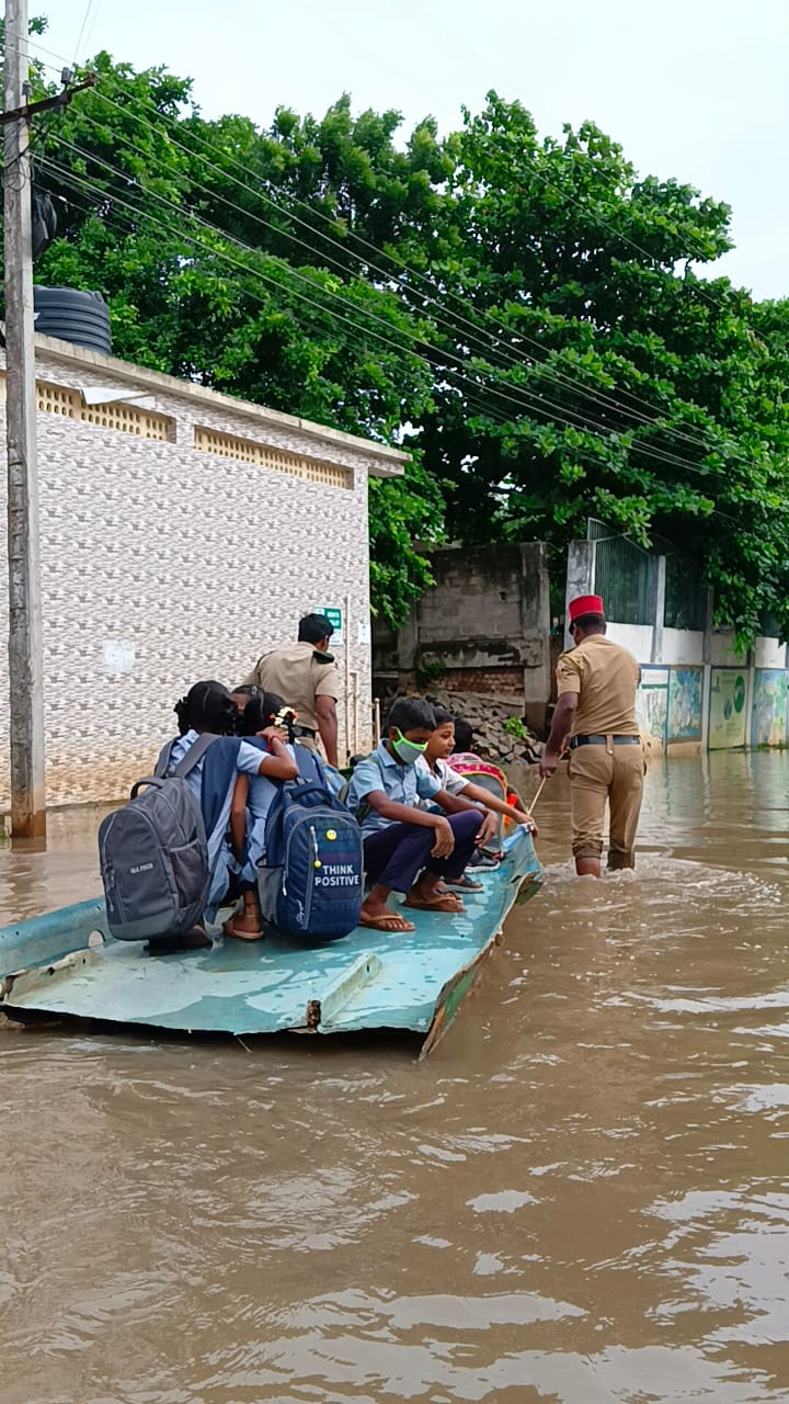  மழை நின்றாலும் வெள்ளம் குறைந்தபாடில்லை. இதனால்  மக்கள் பாதுகாப்பான இடத்திற்கு அழைத்து செல்லப்பட்டு தங்க வைக்கப்பட்டுள்ளனர்.