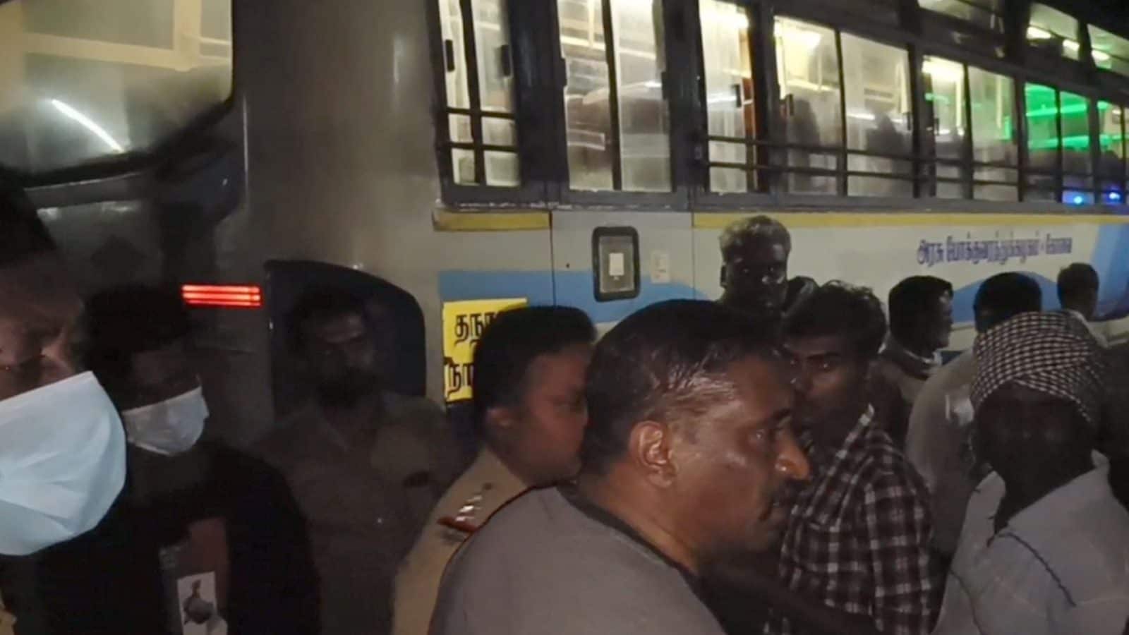 பஸ் டிரைவர், கண்டக்டர், பயணிகளை தாக்கிய போதை ஆசாமிகள்... பல்லடம் அருகே நள்ளிரவில் சாலை மறியல்