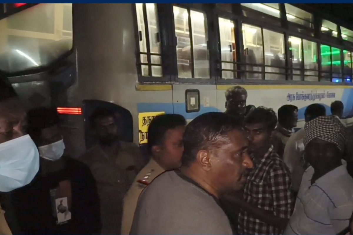 பஸ் டிரைவர், கண்டக்டர், பயணிகளை தாக்கிய போதை ஆசாமிகள்...