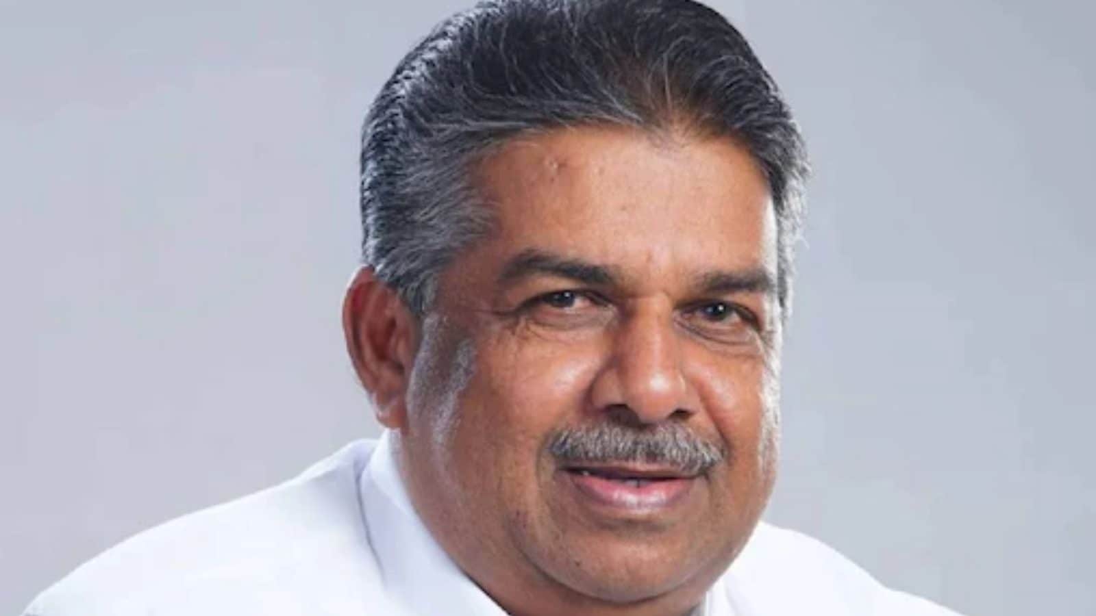 அரசியல் சாசனம் குறித்து சர்ச்சை பேச்சு - தொடர் அழுத்தத்தால் ராஜினாமா செய்த கேரளா அமைச்சர்