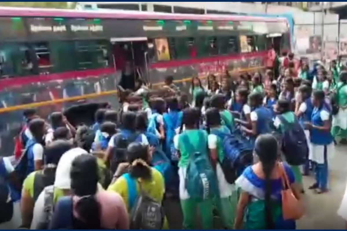 பஸ் ஸ்டாப்பில் முடியைப் பிடித்து சண்டையிட்டுக் கொண்ட பள்ளி மாணவிகள்