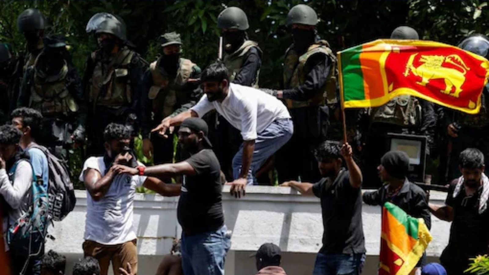 இலங்கையில் மீண்டும் அவசர நிலை பிரகடணம்.. இடைக்கால அதிபர் ரணில் அறிவிப்பு