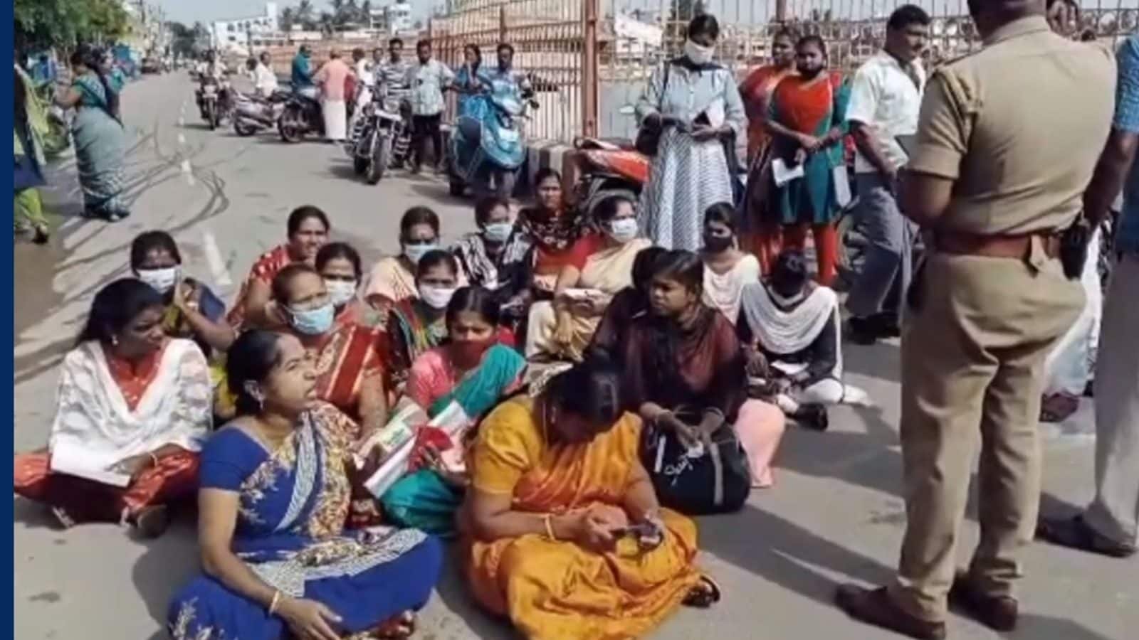 TNPSC Group 4 Exam : கதறி அழுத பெண் தேர்வர்கள்.. 5 நிமிடம் தாமதமாக வந்ததால் தேர்வு எழுத அனுமதி மறுப்பு.. சாலை மறியலால் பரபரப்பு..