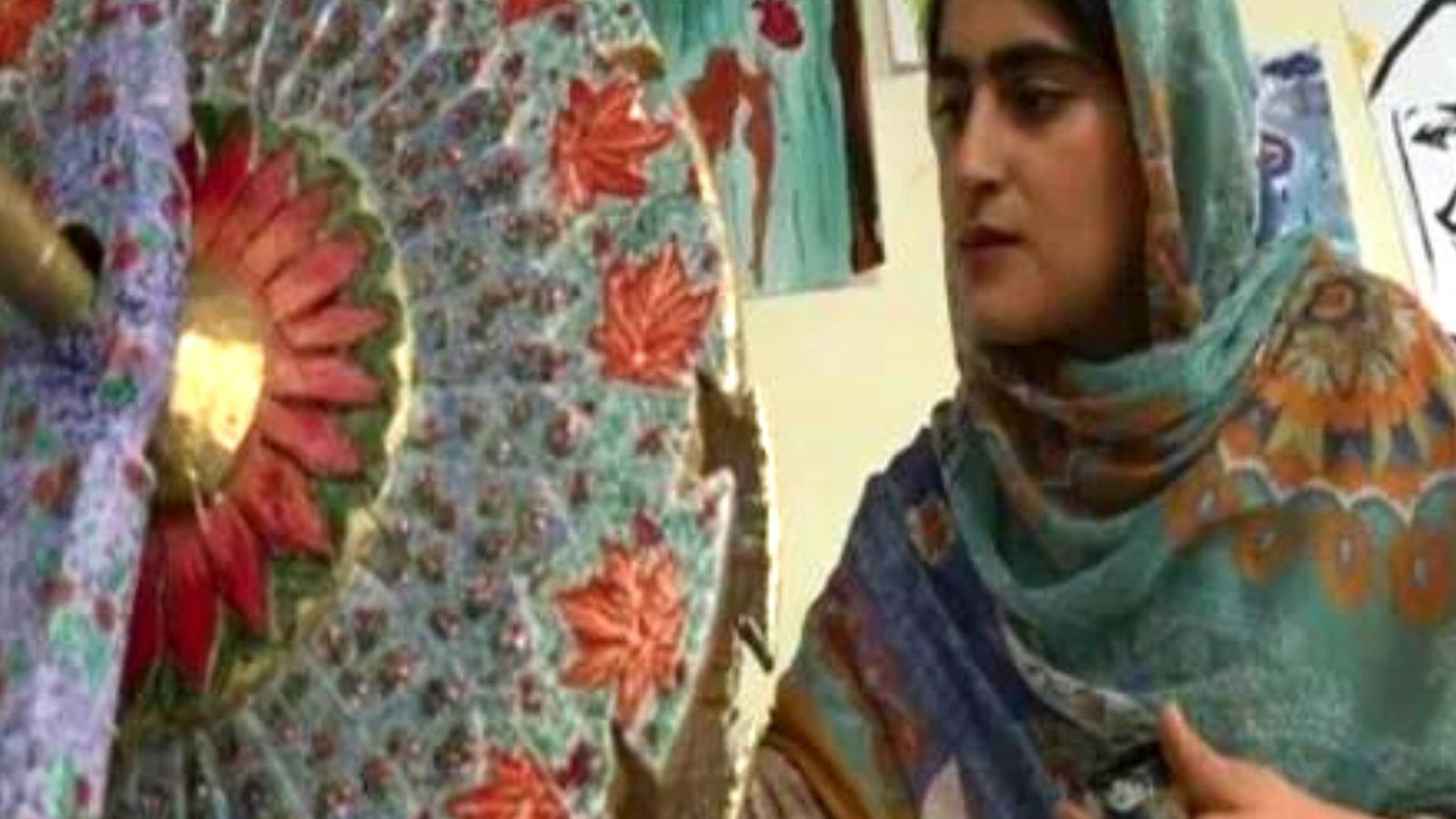 காஷ்மீரி பேப்பர் மாச்சே கலையை அழிவில் இருந்து மீட்டெடுக்கும் பெண்