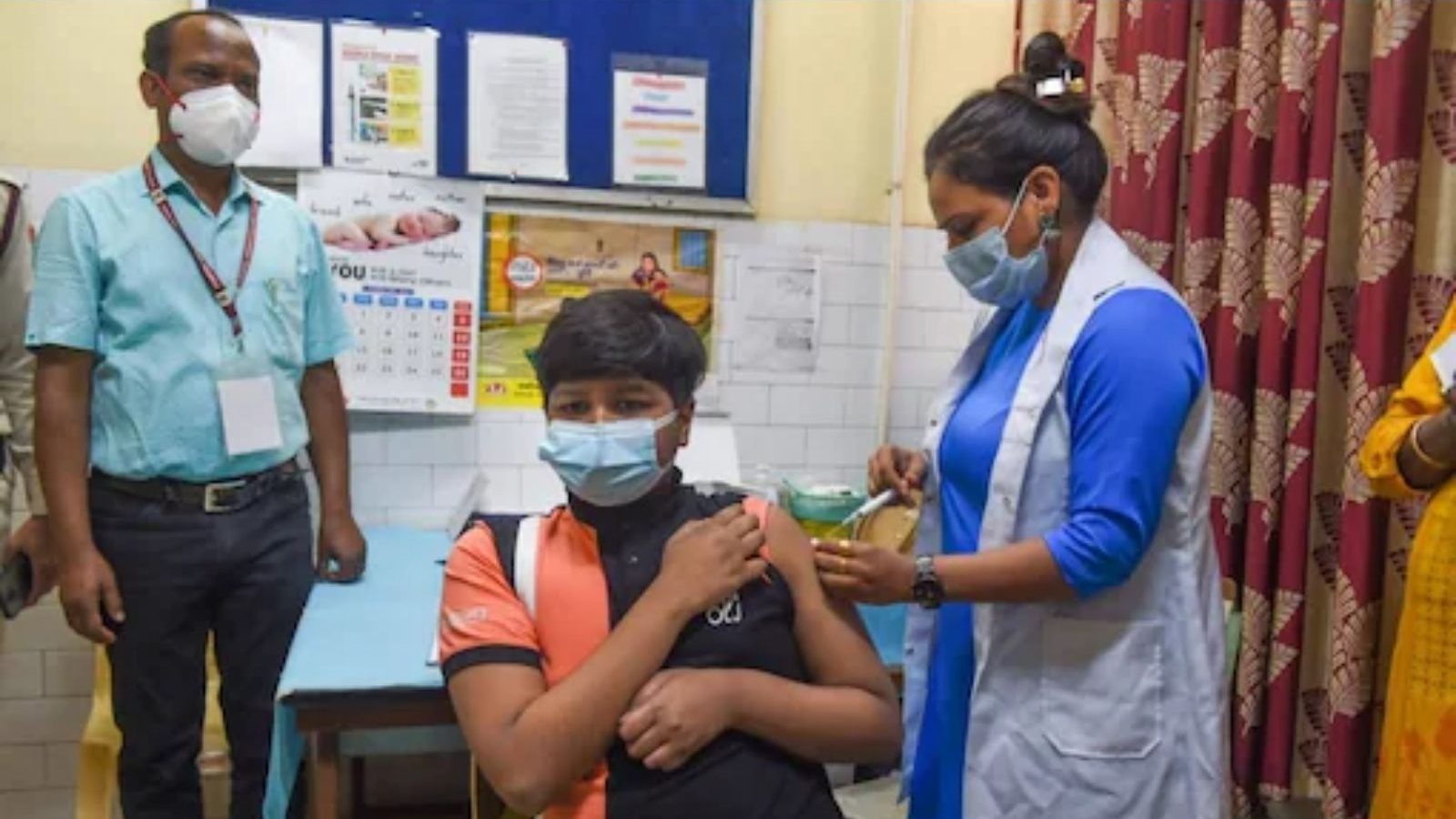 முதல் நாளில் அமோக வரவேற்பு பெற்ற இலவச பூஸ்டர் தடுப்பூசி திட்டம்.. பயனாளர்கள் 16 மடங்கு உயர்வு