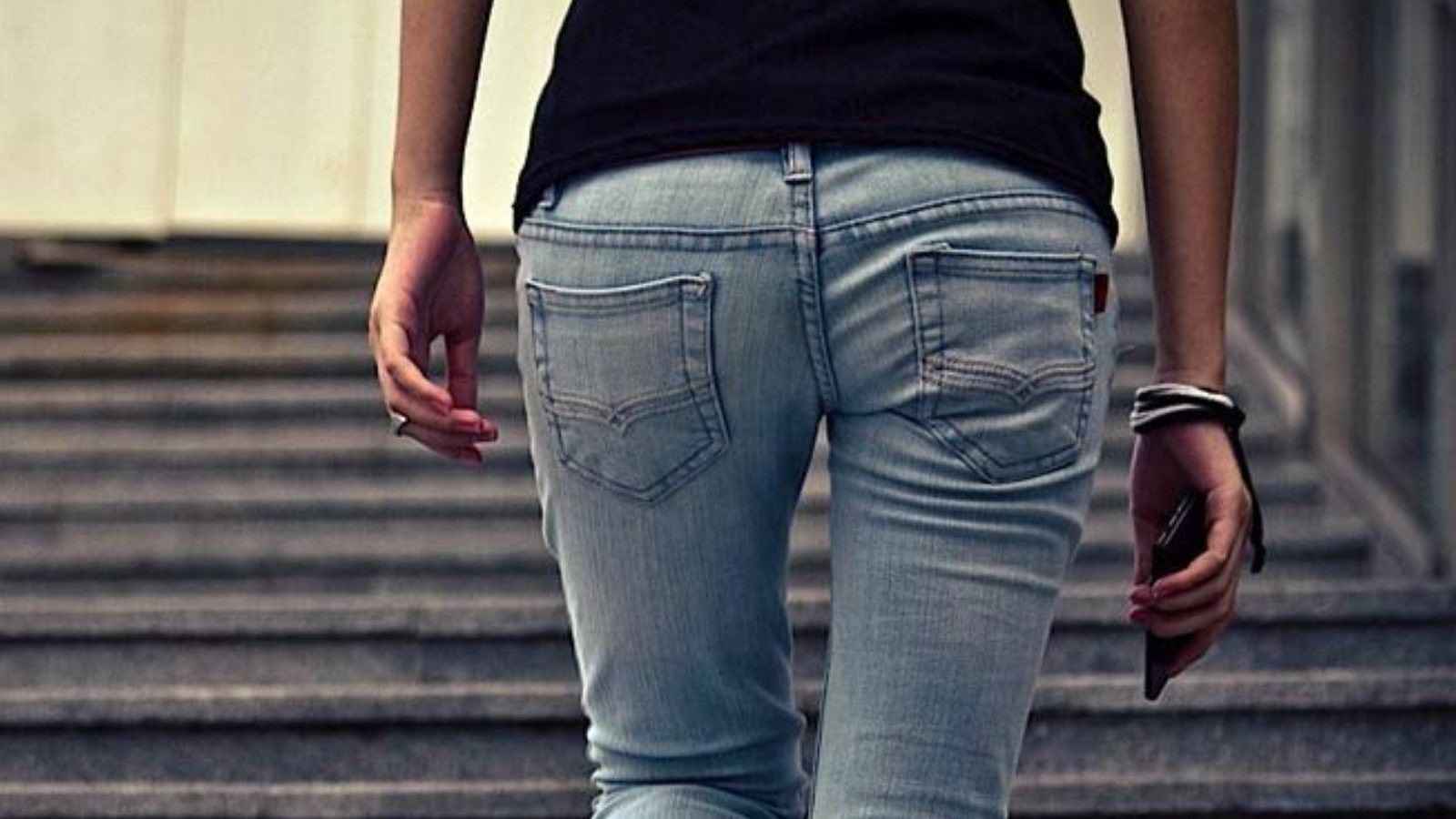 wear jeans.. Wife stabbed to death 