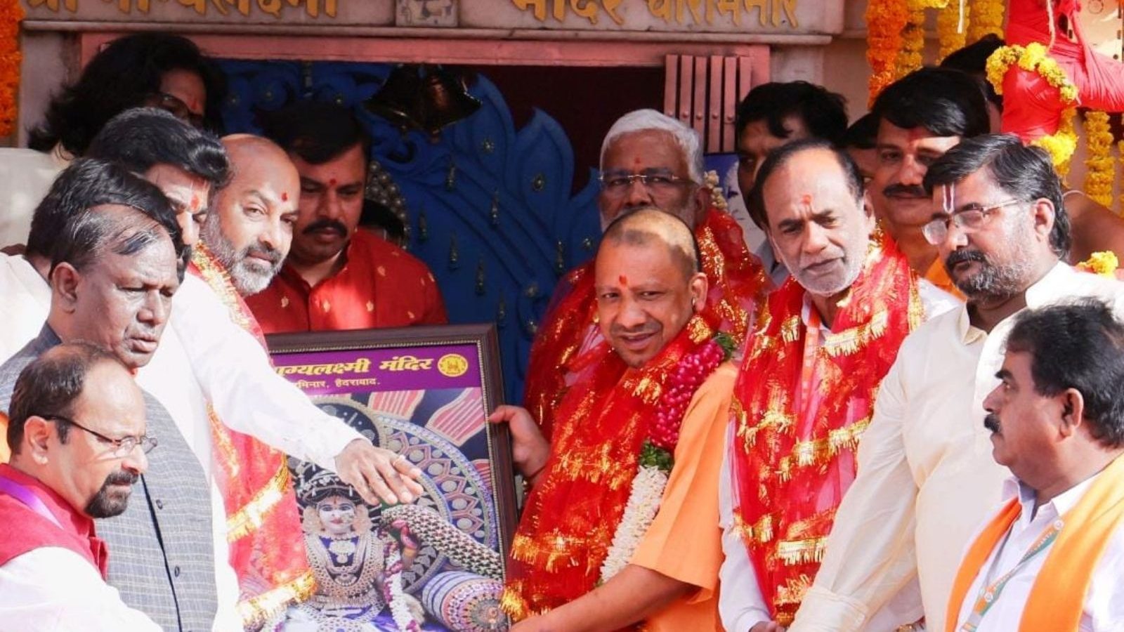 தெலங்கானா பாக்யலக்ஷ்மி கோயிலில் வழிபாடு செய்த யோகி ஆதித்யநாத்