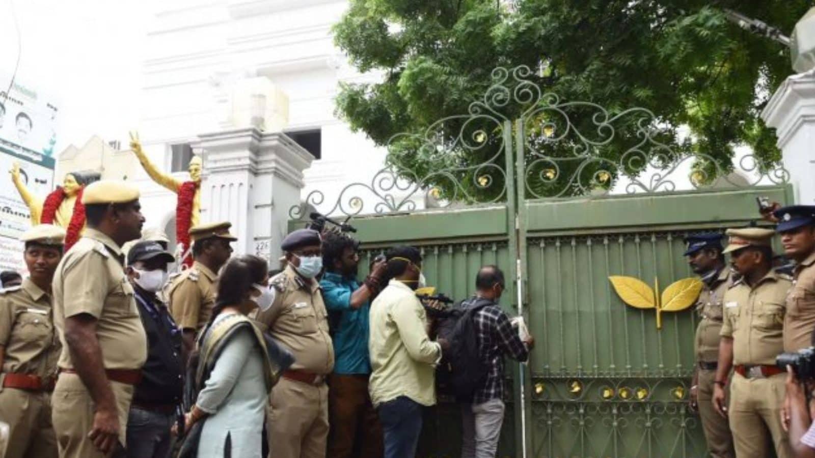 அதிமுக அலுவலக சாவியை ஈபிஎஸ் வசம் வழங்க சென்னை உயர் நீதிமன்றம் உத்தரவு ...