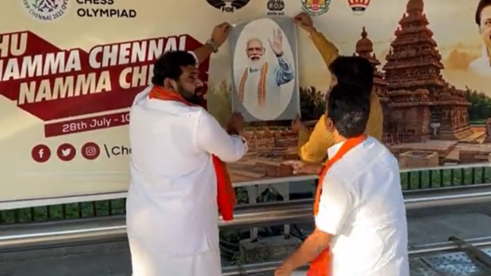 செஸ் ஒலிம்பியாட் விளம்பரங்களில் பிரதமர் புறக்கணிப்பு..பேனர்களில் மோடி படத்தை ஒட்டிய பாஜகவினர்