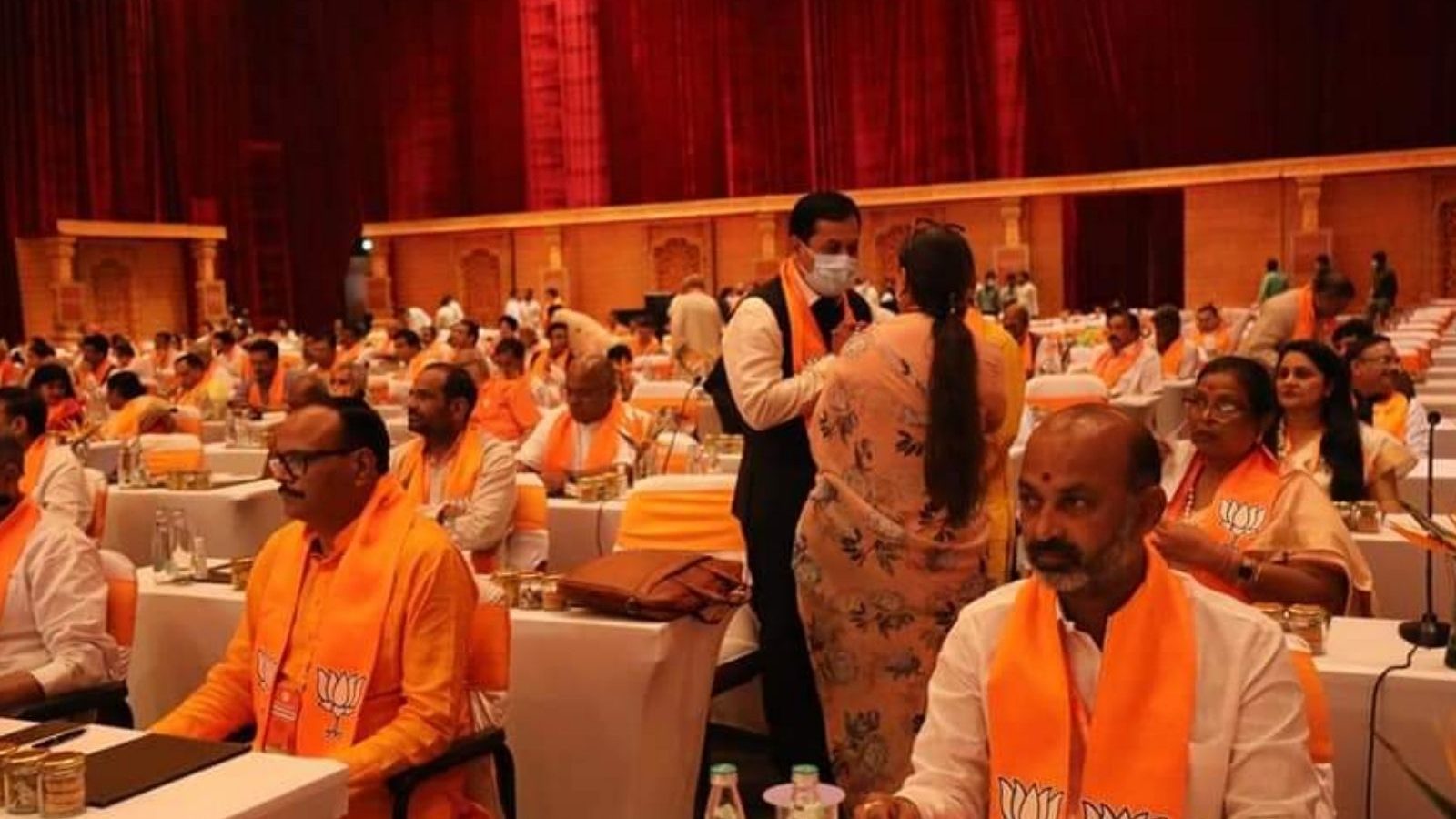 பாஜக கூட்டத்தை உளவு பார்க்க சென்ற தெலங்கானா அதிகாரி சிக்கினார்