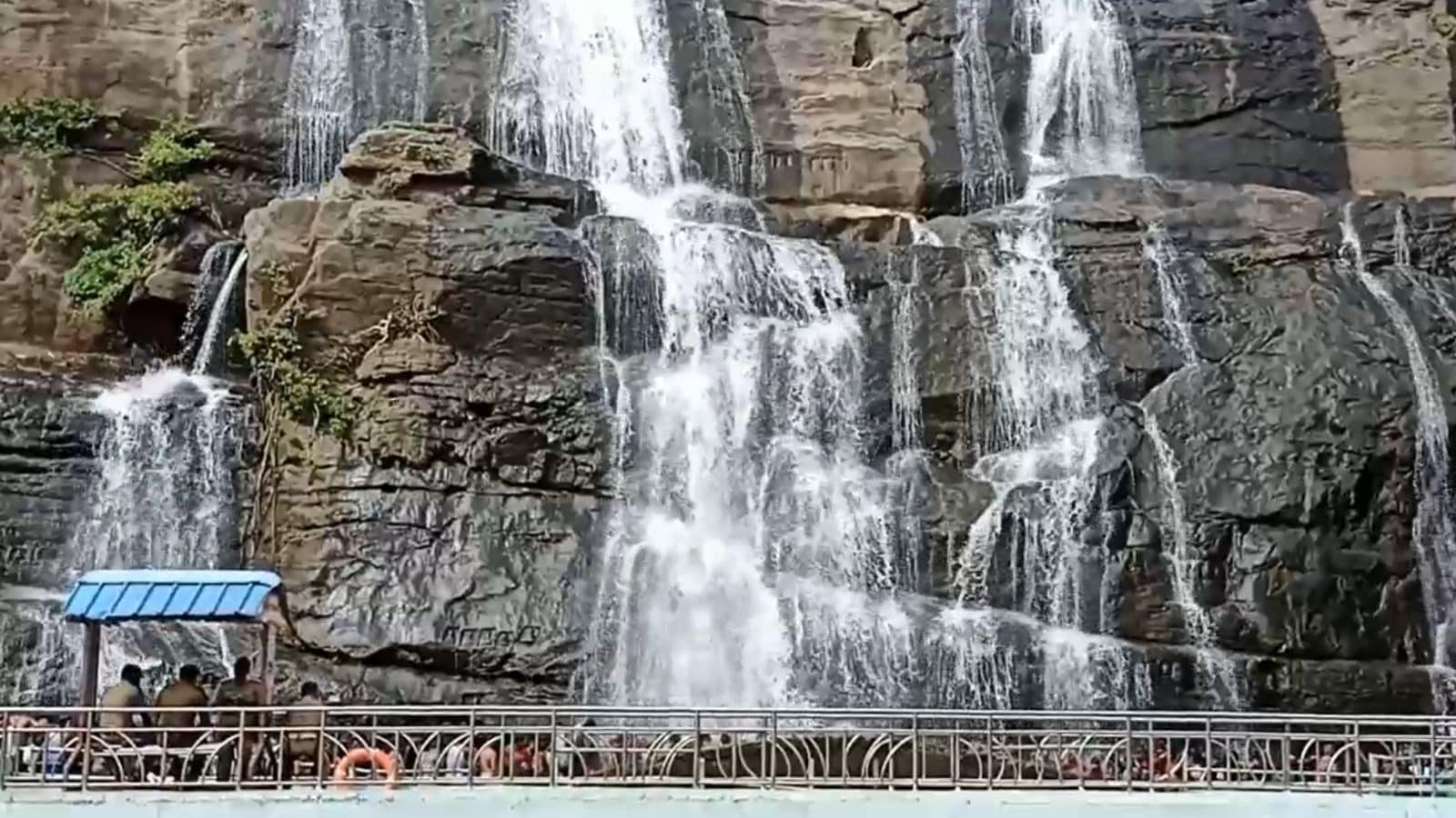 குற்றால அருவிகளில் தண்ணீர்வரத்து அதிகரிப்பு.. சுற்றுலா பயணிகள் ஆனந்த குளியல்