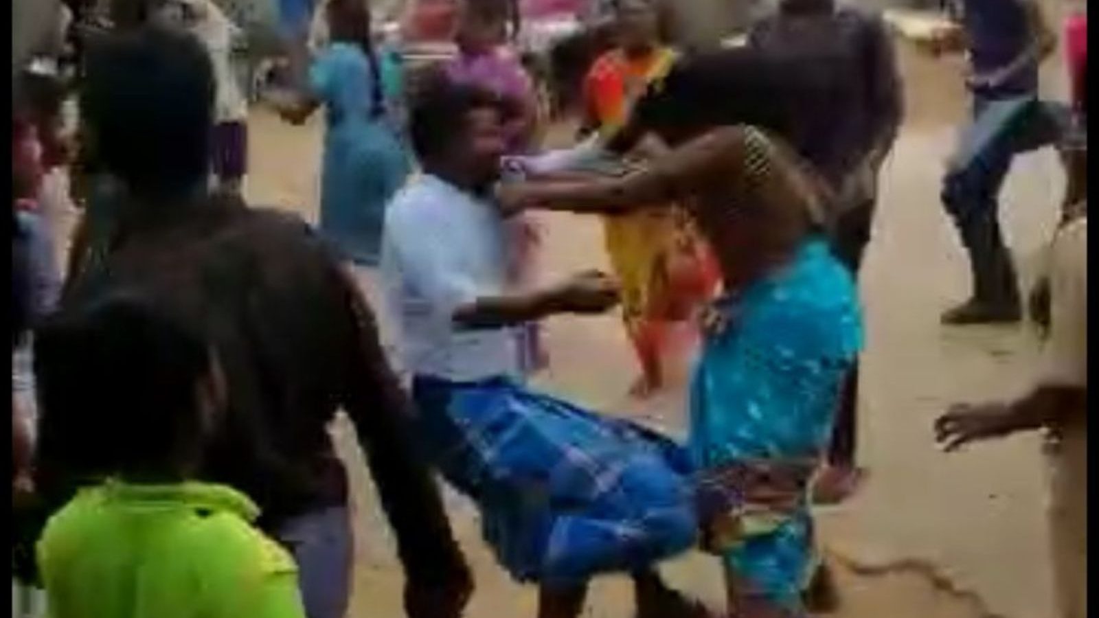 பள்ளியில் மாணவர்கள் விளையாட்டாக மோதல்: இருகிராமங்களுக்கிடையே வெடித்தது கலவரம்