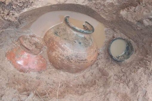 முதுமக்கள் தாழியில் பல்வேறு நிறத்தில் மண், சிறிய கருப்பு மற்றும் சிவப்பு நிறத்தில் மண் குவளைகள், எலும்புக்கூடுகள், இரும்புக் கம்பிகள் போன்றவை இருந்தது கண்டுபிடிக்கப்பட்டது.