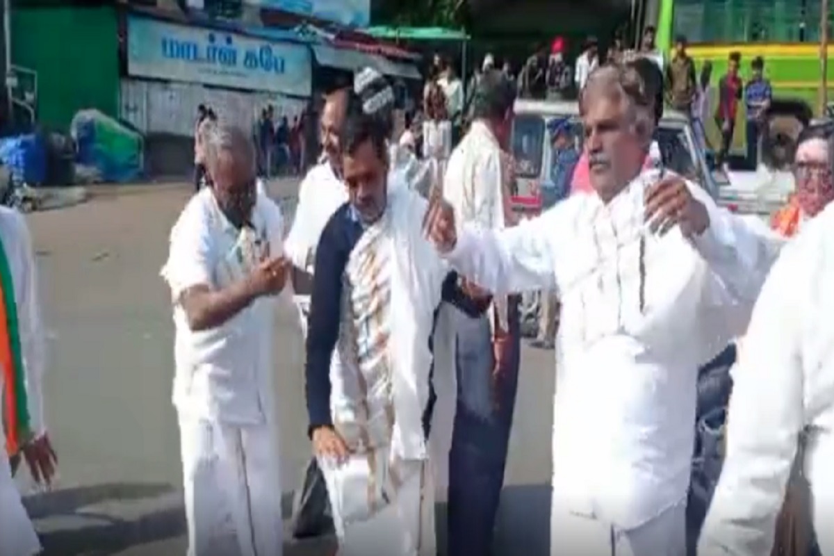  வெற்றி விழாவை கொண்டாடும் வகையில் பாஜக சார்பில் ஊர்வலமாக சென்று பேருந்து நிலையத்தில் தங்களின் பாரம்பரிய இசை இசைத்து பழங்குடியின ஆண்கள், பெண்கள் பாரம்பரிய இசைக்கு நடனமாடி, பொதுமக்களுக்கு இனிப்புகள் வழங்கி கொண்டாடினர்.