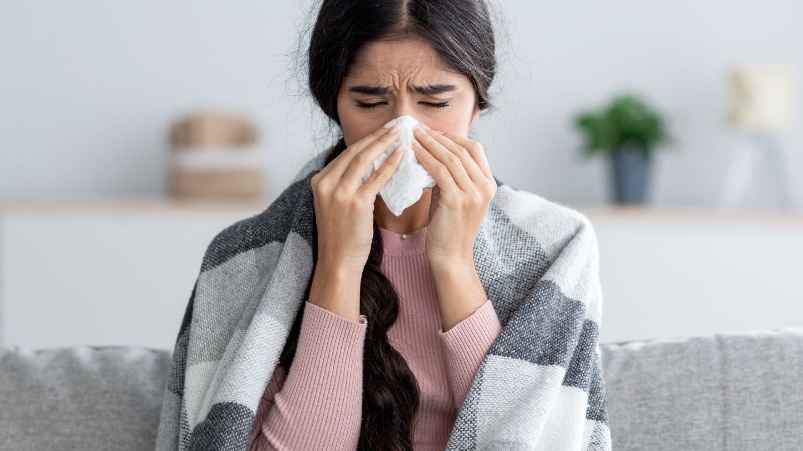 தடுப்பூசி போடப்பட்டவர்களுக்கு தும்மல் , சளி வர என்ன காரணம்..? மருத்துவர்கள் விளக்கம்!