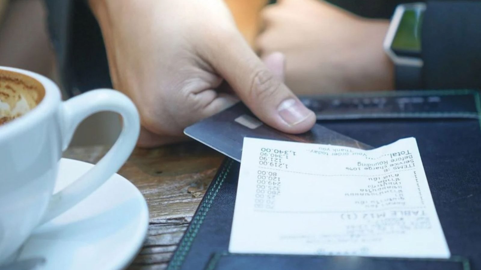 ஹோட்டல், ரெஸ்டாரண்ட் பில்லில் சேவை வரி இருந்தால் செலுத்த வேண்டாம் - மத்திய அரசு உத்தரவு