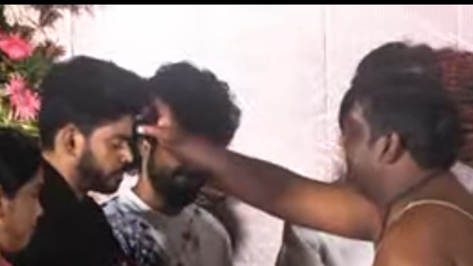 பட பூஜையில் விபூதி வைக்க மறுத்த  நடிகர் விக்ரம் மற்றும் ஜி.வி.பிரகாஷ்!