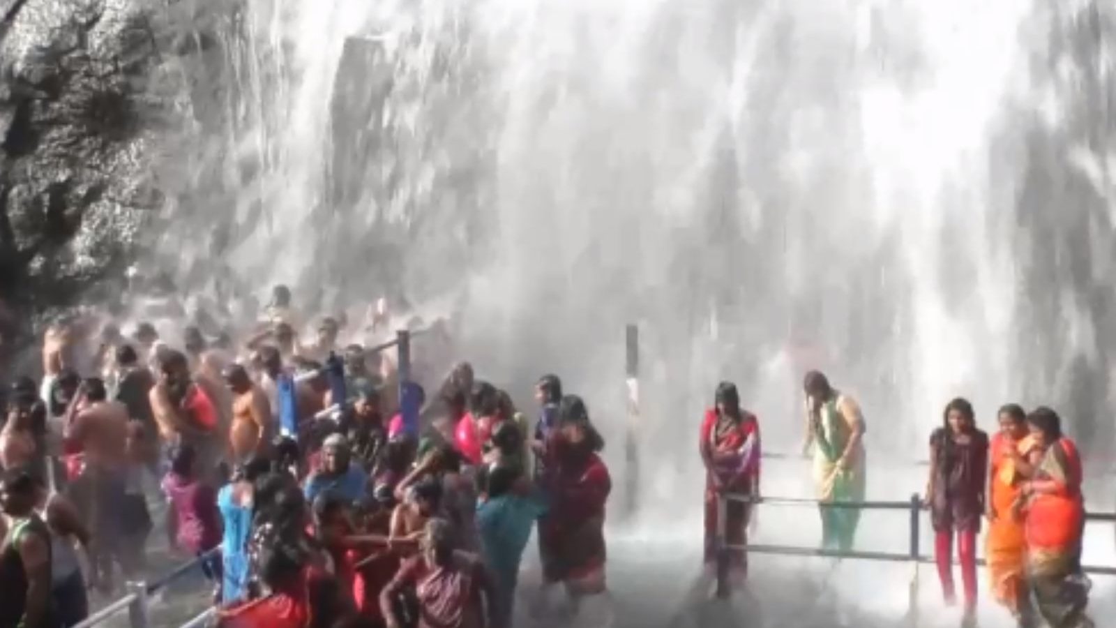 பழைய குற்றாலத்தில் 24 மணி நேரமும் குளிக்க அனுமதி.. சுற்றுலா பயணிகள் மகிழ்ச்சி