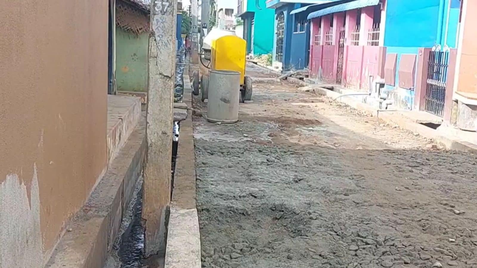 மின் கம்பங்களை அகற்றாமல் கால்வாய் அமைப்பு..  வேலூரை தொடர்ந்து ஆம்பூரிலும் சர்ச்சை