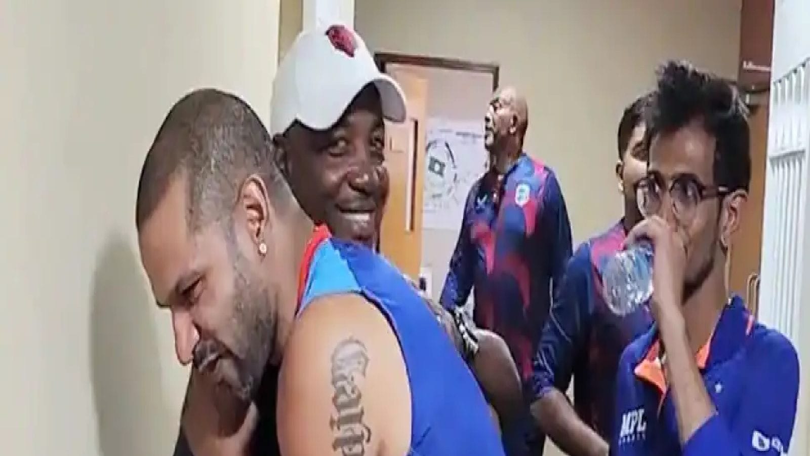 இந்திய ஓய்வறைக்கு திடீர் வருகை தந்த லெஜண்ட் - தவான் ரியாக்‌ஷன் டாப்