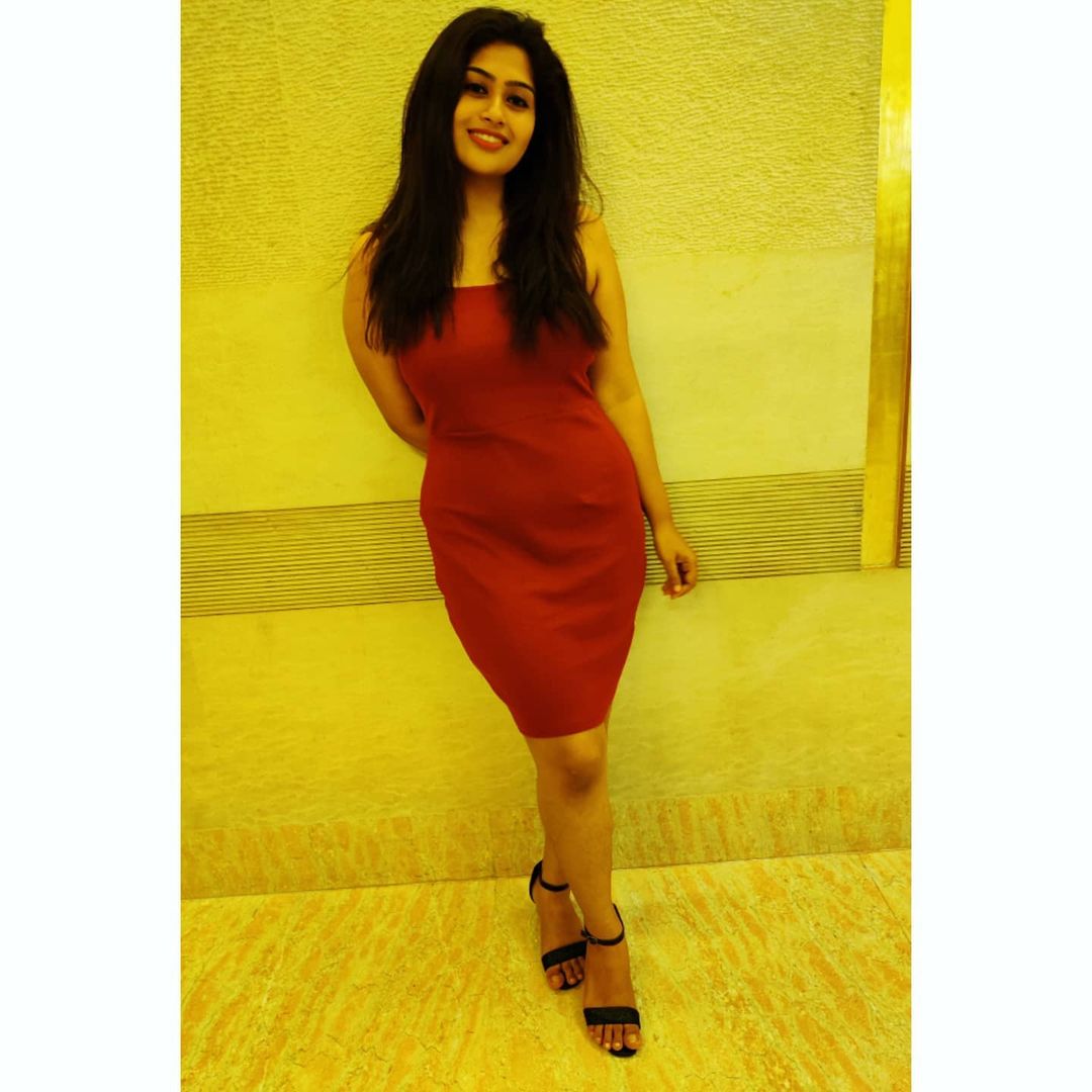  சீரியலுக்கு அப்படியே எதிர் ரோலில் வாழக்கூடிய ஷோபனா, ஐடியில் வேலை பார்த்து வந்தார். அன்றிலிருந்து இன்று வரை வித விதமான மாடர்ன் உடையில் ஃபோட்டோ ஷூட் நடத்தி அந்த புகைப்படங்களை இன்ஸ்டாவில் ஷேர் செய்து வருகிறார்.