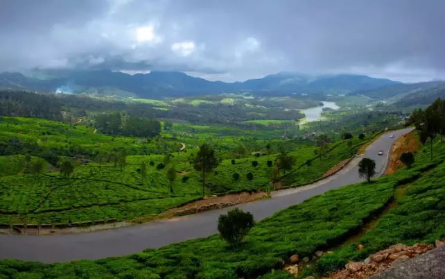  ஃபோட்டோசூட் நடத்தலாம் : நீங்கள் திருமணம் செய்து கொள்ள போகிறவர் என்றால், திருமணத்திற்கு முந்தைய ஃபோட்டோசூட் நடத்துவதற்கு சூப்பரனா லொகேஷன்கள் கேரளாவில் அமைந்துள்ளன. பாரம்பரிய வீடுகள், கடல் முகத்துவாரங்கள், மலை ஸ்தலங்கள், ஆற்றங்கரைகள் போன்ற இடங்களில் ஃபோட்டோசூட் நடத்தலாம்.