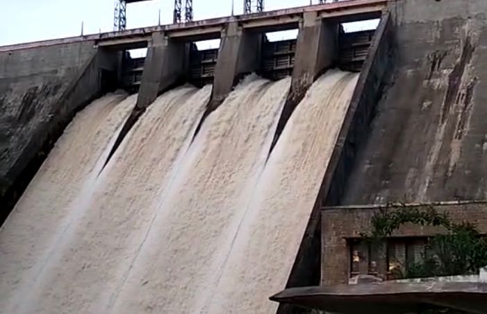  தொடர் மழையால் அணையின் நீர் மட்டம் கிடு கிடுவென உயர துவங்கி அணை அதன் முழு கொள்ளளவை எட்டியுள்ளது. அணையின் மொத்த நீர்தேக்க உயரமான 100 அடியில் தற்போது அதன் நீர்மட்டம் 97.5 அடியை கடந்துள்ளது.