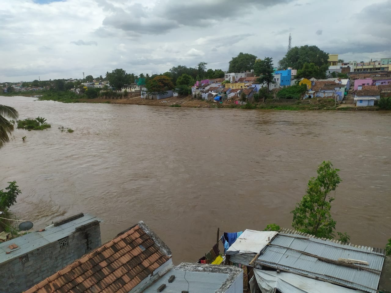  அணையில் இருந்து தொடர்ச்சியாக தண்ணீர் வெளியேற்றப்படுவதால் ஆற்றின் வேகம் அதிகரித்து வெள்ளம் கரைபுரண்டு ஓடி வருகிறது. இதனால் பவானியாற்று கரையோர பகுதிகளில் வசிக்கும் மேட்டுப்பாளையம் மற்றும் சிறுமுகை பகுதி மக்களுக்கு மாவட்ட நிர்வாகம் சார்பில் வெள்ள அபாய எச்சரிக்கை விடுக்கப்பட்டுள்ளது.