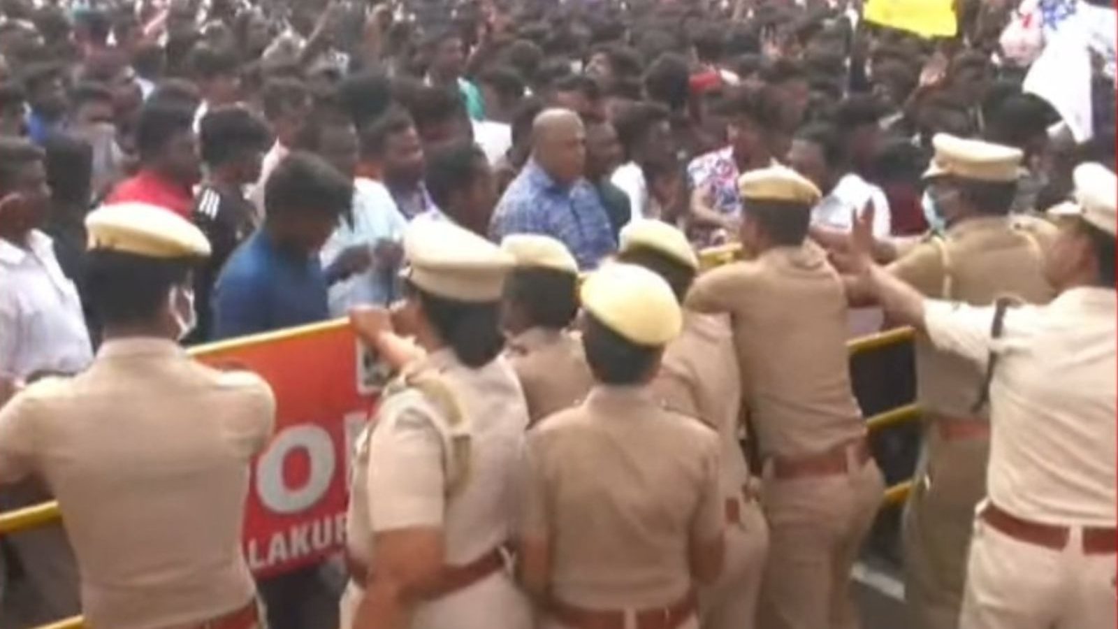 பள்ளி மாணவி மரணம்: உறவினர்கள் கல்வீச்சு... போலீசார் வானை நோக்கி துப்பாக்கிச் சூடு