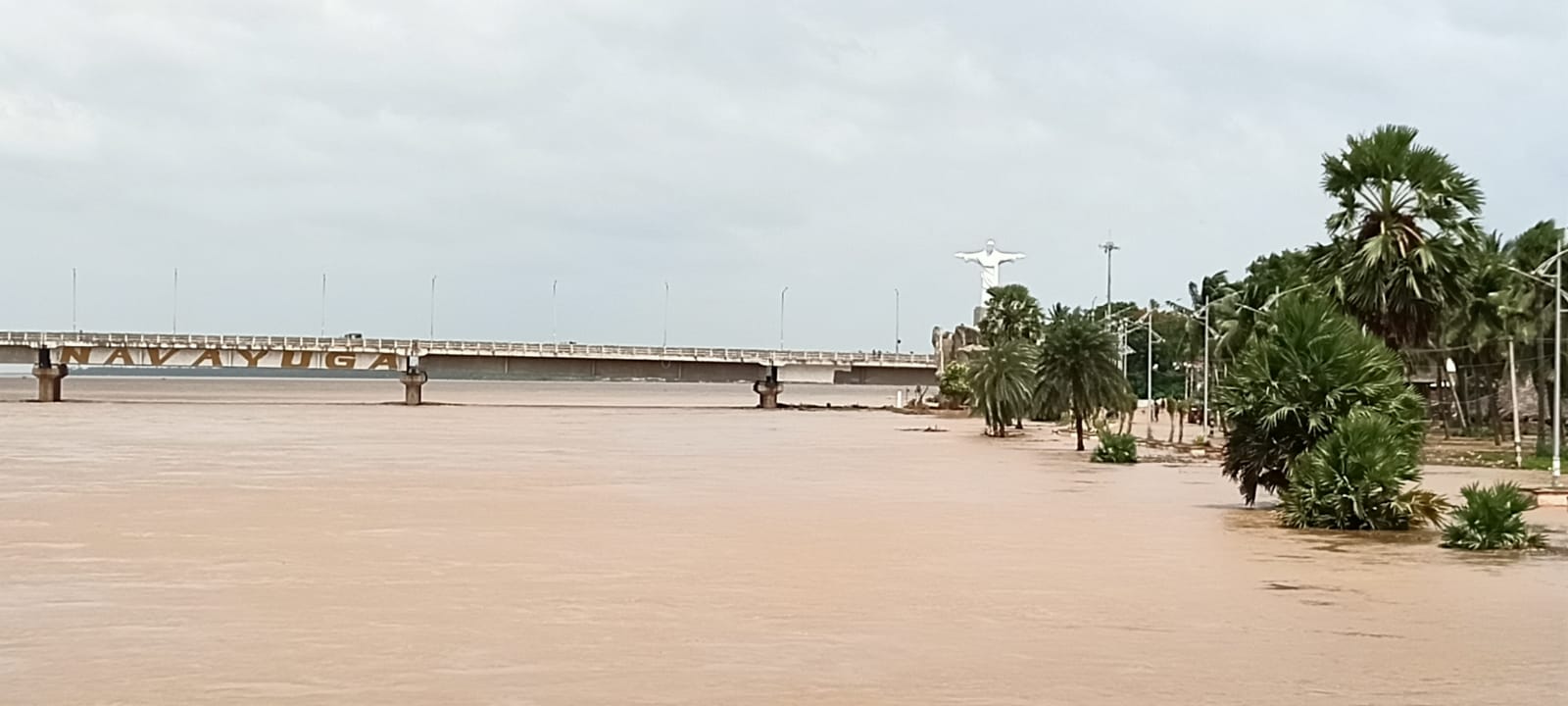  புதுச்சேரியின் ஏனாம் பிராந்தியம் ஆந்திரா கோதாவரி ஆற்றுப்படுகையில் உள்ளது. ஆந்திரப் பகுதியில் கனமழை பெய்து வருவதால் கோதாவரி ஆற்றில் வெள்ளம் கரை புரண்டு ஓடுகிறது.