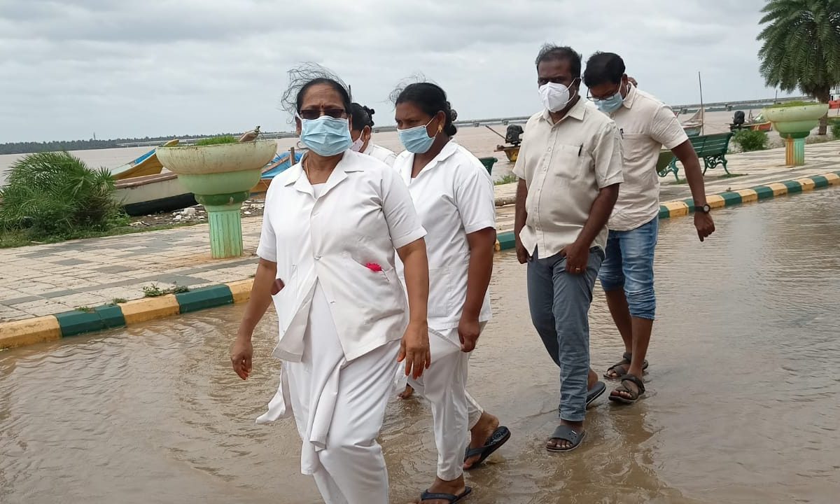  வெள்ள நீரில் சூழ்ந்துள்ள பகுதிகளில் உள்ள மக்களை சுகாதார துறை ஊழியர்கள் நேரில் சந்தித்து மருத்துவ ஆலோசனை மற்றும் உதவிகளை செய்து வருகின்றனர்.