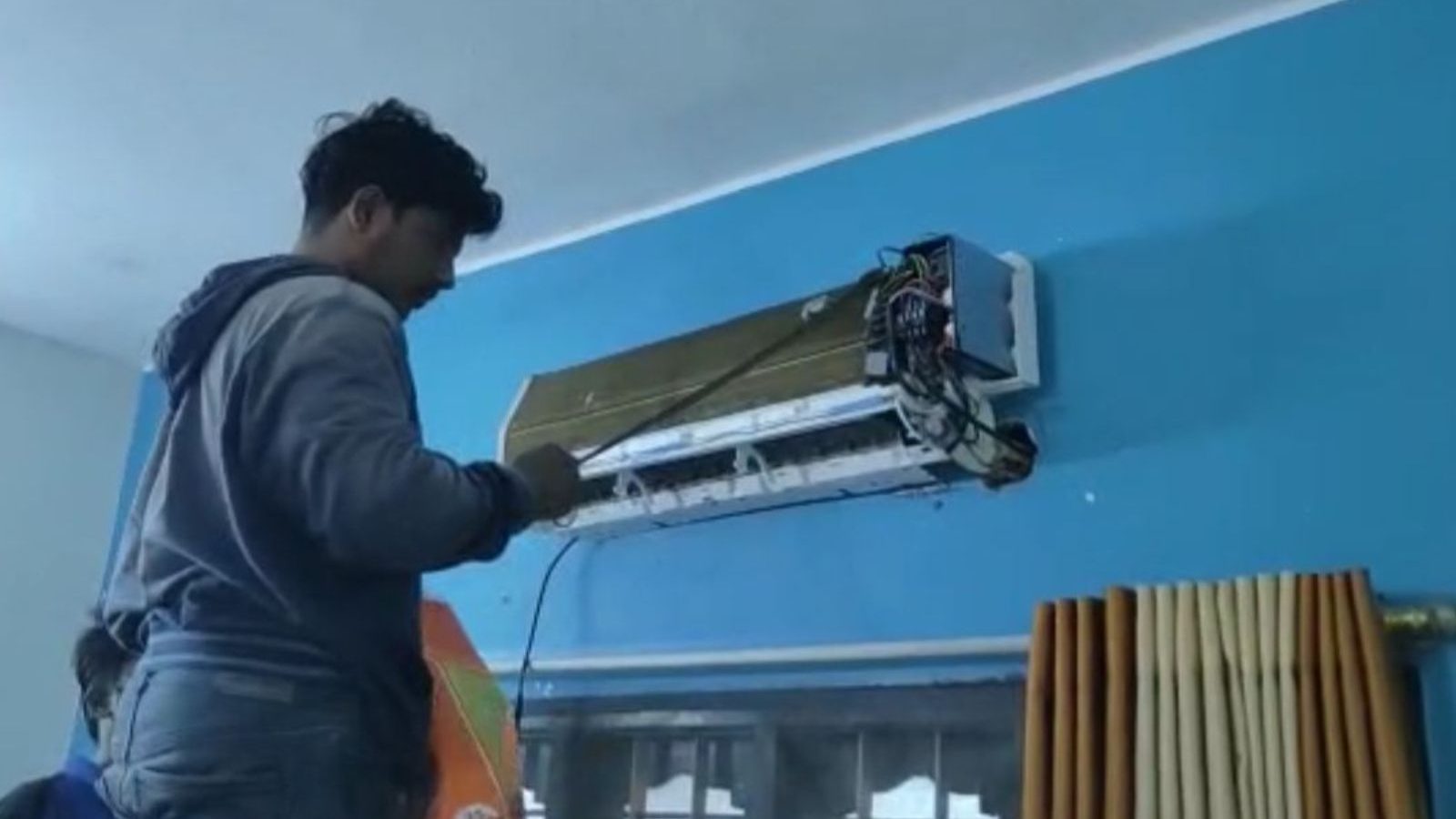 ஏசி இயந்திரத்தில் புகுந்த சாரைப்பாம்பு.. மிரண்டு போன குடும்பத்தினர்... பாதுகாப்பாக மீட்ட பாம்புபிடி வீரர்...