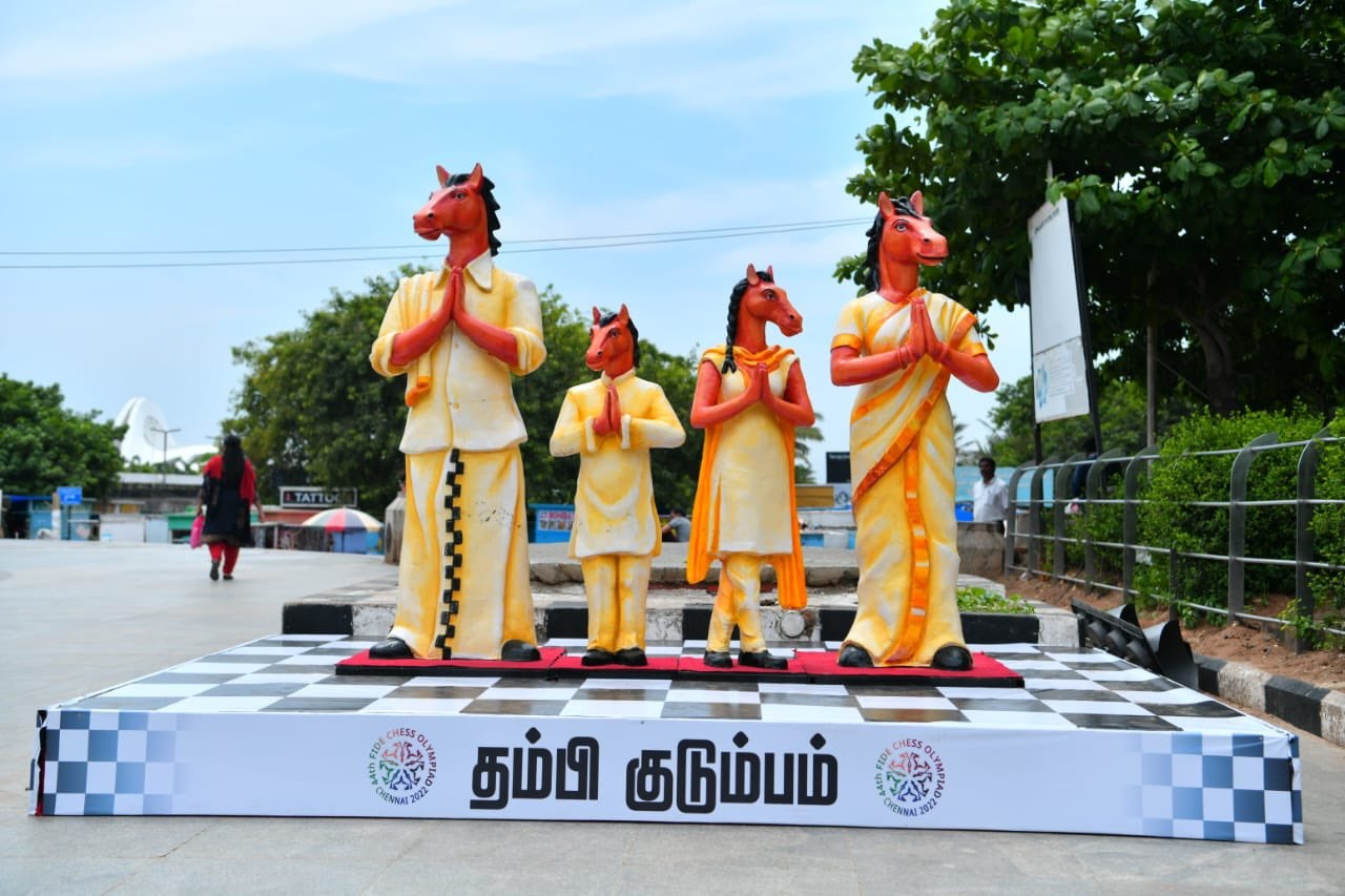  கல் தோன்றி, மண் தோன்றா காலத்தே முன் தோன்றிய மூத்த குடியாம் தமிழர்களின் வாழ்வில் ஓர் அங்கமாகவே இருந்துள்ளது சதுரங்கம். அதன் அடிப்படையில், திருவாரூர் அருகே பூவனூரில் சித்தர் வேடத்தில் வந்து சிவபெருமானே சதுரங்கம் ஆடியதாக உண்டு ஐதீகம். ஆகையால், தமிழ் மண்ணில் சதுரங்கம் எப்போது தோன்றியது என்று தெரியாவிட்டாலும், குப்தர்கள் ஆட்சி காலத்தில் இந்தியா முழுவதும் பரவியது சுமார் 6ஆம் நூற்றாண்டில்.
