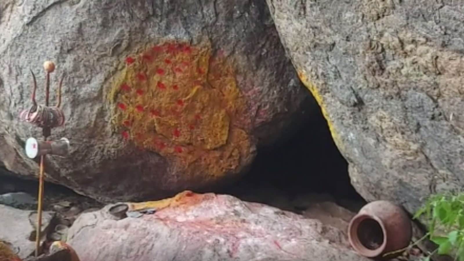 குகைக்குள் பாம்பு பாதுகாப்பில் இருந்த பலகோடி மதிப்பிலான ஐம்பொன் சிலைகள் கொள்ளை... அதிர்ச்சியில் பக்தர்கள்