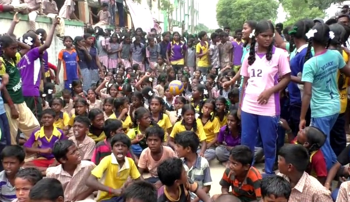  திருவண்ணாமலை அடுத்த சொரகொளத்தூர் கிராமத்தில் அரசு மேல்நிலைப் பள்ளி இயங்கி வருகிறது. இந்தப் பள்ளியில் பொற்குணம், மருத்துவாம்பாடி, கமலபுத்தூர், கருத்துவம்பாடி, கரிங்கல்பாடி உள்ளிட்ட சுற்று வட்டார கிராமங்களில் இருந்து 6ஆம் வகுப்பு முதல் 12ஆம் வகுப்பு வரை சுமார் 600க்கும் மேற்பட்ட மாணவ-மாணவிகள் படித்து வருகின்றனர்.