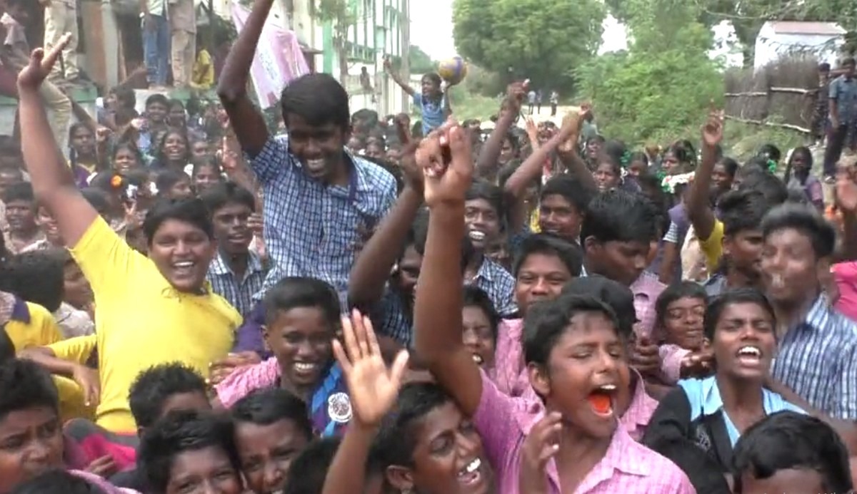  தொடர்ந்து இரண்டு மணி நேரமாக வகுப்புக்கு செல்லாமல் மாணவர்கள் போராட்டம் நடத்திய நிலையில், அந்த போராட்டத்தில் பெற்றோர்கள், முன்னாள் மாணவர்கள் என பல தரப்பினரும் கலந்து கொள்ளத் தொடங்கினர்.