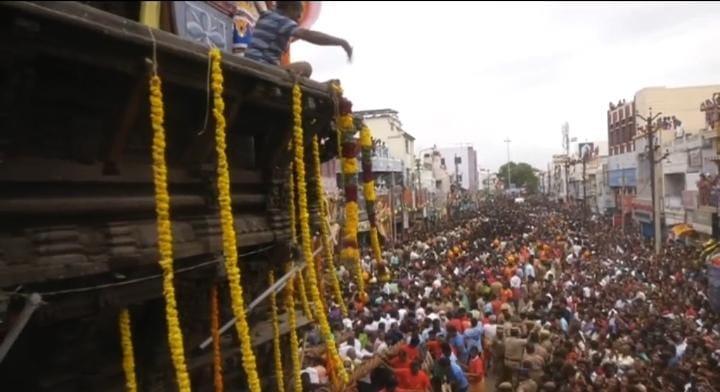  நள்ளிரவு நேரத்திலும் பல்லாயிரக்கணக்கான பக்தர்கள் இந்த விழாவில் கலந்து கொண்டனர் சிகர நிகழ்ச்சியான சுவாமி நெல்லையப்பர் தேர் வடம் பிடித்து இழுக்கும் நிகழ்வு காலை 9 மணி 25 நிமிடங்களுக்கு தொடங்கியது தமிழக சட்டப்பேரவை தலைவர் அப்பாவு திருநெல்வேலி மாவட்ட ஆட்சியர் விஷ்ணு சட்டமன்ற உறுப்பினர்கள் அறநிலையத்துறை அதிகாரிகள் விழாவில் கலந்துகொண்டு லட்சக்கணக்கான பக்தர்களுடன் இணைந்து திருத்தேரை வடம் பிடித்து இழுத்தனர்.